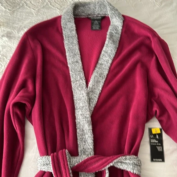 Ambrielle Robe - Picture 2 of 7